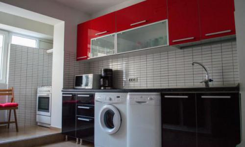 Vand apt 3 camere,Piata Delfinului,Soseaua Pantelimon nr. 249, bloc 1975 si reabilitat in 2017. Apt este situat la etajul 2 / 12, compus din doua dormitoare, un living, un hol, 2 grupuri sanitare (unul cu cada de colt), bucatarie open space, si 1 balcon