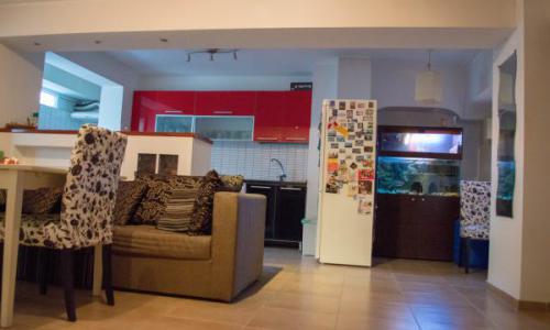 Vand apt 3 camere,Piata Delfinului,Soseaua Pantelimon nr. 249, bloc 1975 si reabilitat in 2017. Apt este situat la etajul 2 / 12, compus din doua dormitoare, un living, un hol, 2 grupuri sanitare (unul cu cada de colt), bucatarie open space, si 1 balcon