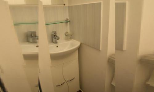 Vand apt 3 camere,Piata Delfinului,Soseaua Pantelimon nr. 249, bloc 1975 si reabilitat in 2017. Apt este situat la etajul 2 / 12, compus din doua dormitoare, un living, un hol, 2 grupuri sanitare (unul cu cada de colt), bucatarie open space, si 1 balcon