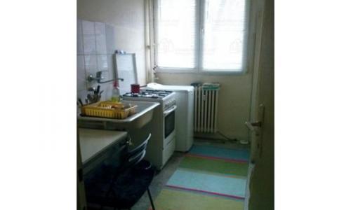 Inchiriez apartament 2 camere in zona Eroii Revolutiei, la 5 min de statia de metrou, semidecomandat, utilat (masina de spalat, aragaz, frigider) si mobilat, faianta, parchet, termopan
