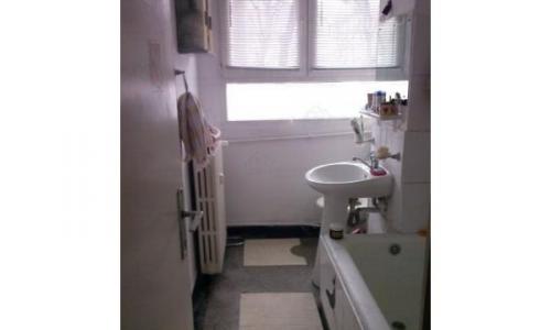 Inchiriez apartament 2 camere in zona Eroii Revolutiei, la 5 min de statia de metrou, semidecomandat, utilat (masina de spalat, aragaz, frigider) si mobilat, faianta, parchet, termopan