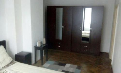 Ultracentral, zona lux, Piata Victoriei, 8' metrou, Dorobanti Capitale, strada exclusivista, Roma 21, ieftin, Investitie randament mare (recuperezi in 16ani de inchiriere), apart 4 Cam /incaperi (1mare+3mici posibil extindere pod) 3/3, mobilat utilat;