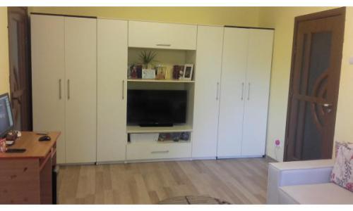 Particular 2 cam spatios, semidec,cf 1, 52 mp,imbunatatit P,G,F,T,balcon inchis cu T,calorifere si usi schimbate,inst electrica si sanit schimbata ,AC,loc parcare. Merita vazut,pentu vizionari si alte informatii va stau la dispozitie 0763672246.