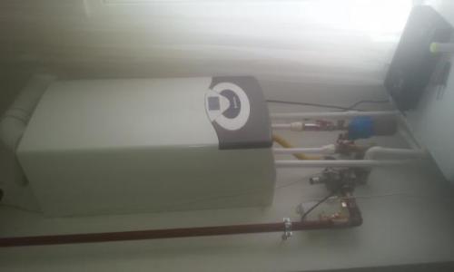 Vand casa la curte,4 camere,zona colentina,toate utilitatile necesare,NU accept schimburi.Rog seriozitate