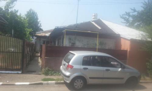 Vand casa la curte,4 camere,zona colentina,toate utilitatile necesare,NU accept schimburi.Rog seriozitate