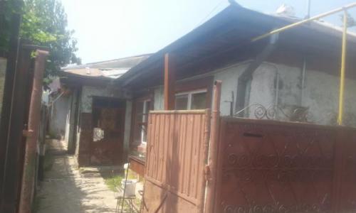 Vand casa la curte,4 camere,zona colentina,toate utilitatile necesare,NU accept schimburi.Rog seriozitate