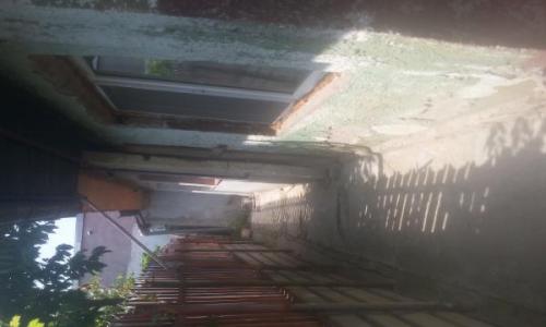 Vand casa la curte,4 camere,zona colentina,toate utilitatile necesare,NU accept schimburi.Rog seriozitate