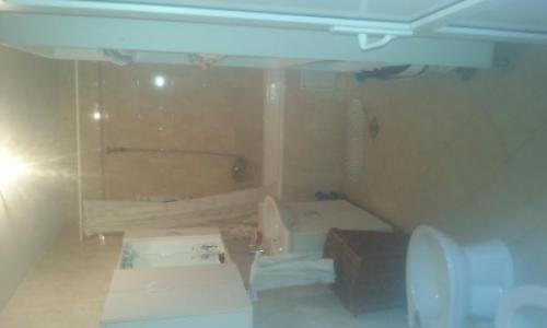 Vand casa la curte,4 camere,zona colentina,toate utilitatile necesare,NU accept schimburi.Rog seriozitate