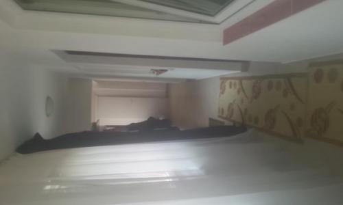 Vand casa la curte,4 camere,zona colentina,toate utilitatile necesare,NU accept schimburi.Rog seriozitate