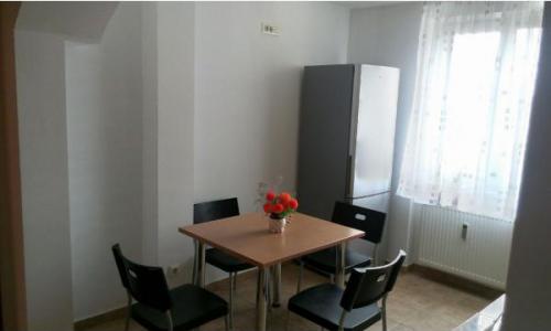 Vand apartament 3 camere semidecomandat, zona Stefan cel Mare