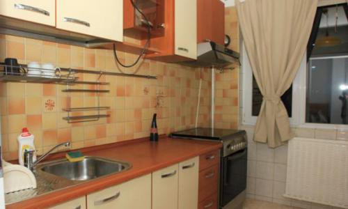 Apartament 3 camere, Titan metrou (4 min.), Aleea Barajul Lotru, decomandat, italian style (o combinatie de clasic si modern foarte originala.),Suprafata generoasa (75mp), vesel, luminos. Recent renovat si mobilat peste medie (dormitor Gautier-France),