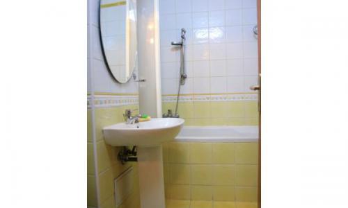 Apartament 3 camere, Titan metrou (4 min.), Aleea Barajul Lotru, decomandat, italian style (o combinatie de clasic si modern foarte originala.),Suprafata generoasa (75mp), vesel, luminos. Recent renovat si mobilat peste medie (dormitor Gautier-France),