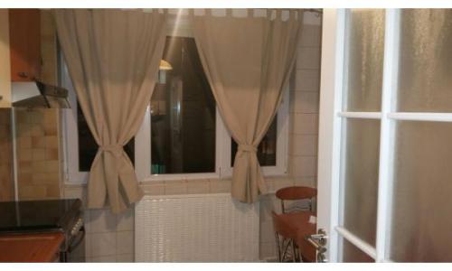 Apartament 3 camere, Titan metrou (4 min.), Aleea Barajul Lotru, decomandat, italian style (o combinatie de clasic si modern foarte originala.),Suprafata generoasa (75mp), vesel, luminos. Recent renovat si mobilat peste medie (dormitor Gautier-France),