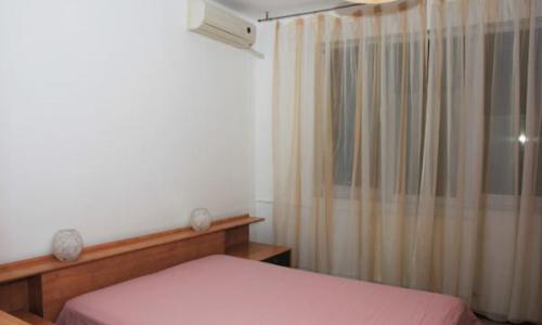 Apartament 3 camere, Titan metrou (4 min.), Aleea Barajul Lotru, decomandat, italian style (o combinatie de clasic si modern foarte originala.),Suprafata generoasa (75mp), vesel, luminos. Recent renovat si mobilat peste medie (dormitor Gautier-France),