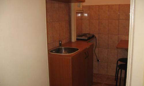 Ultracentral Batiste - inchiriez 2 cam. 360 euro ,parter ,pretabil birou ,pereche tanara Pret = 360 euro +garantie 1 chirie Aer conditional, centrala bloc .Cotact : abreter@yahoo.com