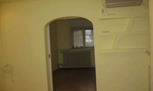 Ultracentral Batiste - inchiriez 2 cam. 360 euro ,parter ,pretabil birou ,pereche tanara Pret = 360 euro +garantie 1 chirie Aer conditional, centrala bloc .Cotact : abreter@yahoo.com