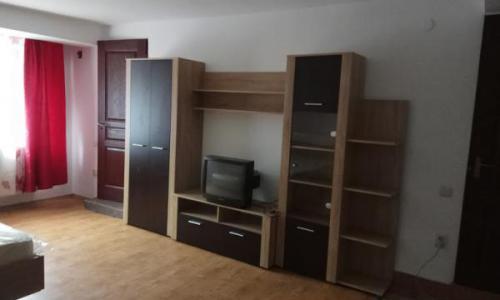 Garsoniera , 30mp, parter, la curte, Intrare separata.O camera cu bucatarie, frigider, hota, aragaz, centrala proprie, baie (masina de spalat)Mobila noua.5 minute pana la Metrou Eroii Revolutiei