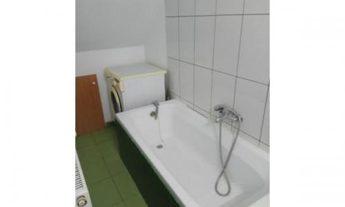 Garsoniera , 30mp, parter, la curte, Intrare separata.O camera cu bucatarie, frigider, hota, aragaz, centrala proprie, baie (masina de spalat)Mobila noua.5 minute pana la Metrou Eroii Revolutiei