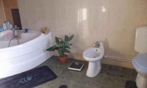 Vand vila cu 5 camere din caramida si acoperita cu tigla de Iasi.