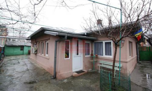 Urgent casa curte