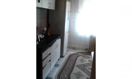 vind apartament trei camere