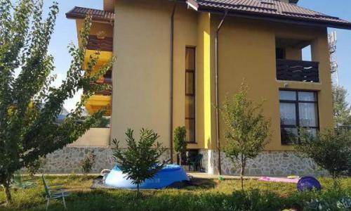 Vila si teren de 4200m2 in Suceava