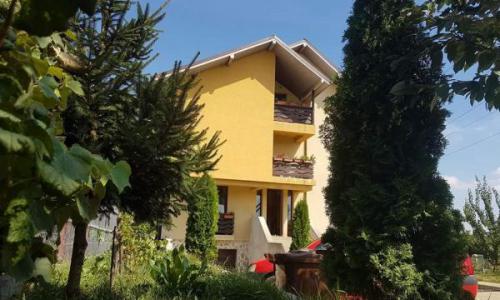 Vila si teren de 4200m2 in Suceava