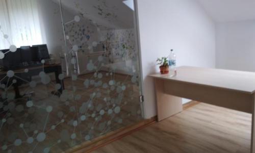 Dau in chirie mansarda casa pentru birouri, mobilata, utilata