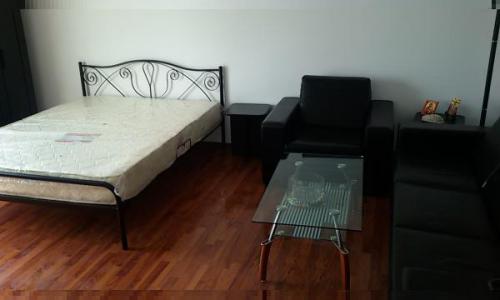Calea Calarasilor, stradal, Proprietar, vand garsoniera, mobilata si utilata. Libera, decomandat, etaj 5/7, renovata, mobilata nou,electrocasnice noi, bloc linistit, intretinere mica, contorizat,parculet in spatele blocului.Aer conditionat, balcon inchis