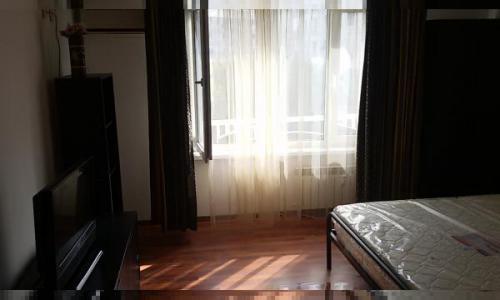Calea Calarasilor, stradal, Proprietar, vand garsoniera, mobilata si utilata. Libera, decomandat, etaj 5/7, renovata, mobilata nou,electrocasnice noi, bloc linistit, intretinere mica, contorizat,parculet in spatele blocului.Aer conditionat, balcon inchis