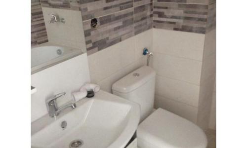 Inchiriez 1 Decembrie Pallady 3 Min Metrou www.palladyavenue.ro Garsoniera Bloc Nou Etaj 1 8mp Bucatarie 20mp Camera Decomandata 4,7mp Hol 5mp Baie 8mp Balcon 46mp Utili Pretabil Cabinet Stomatologic Coafor Salon Cosmetica Birou FirmaPret: 240 EURO