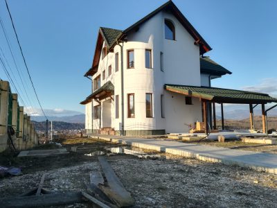 VANZARE VILA Câmpulung Muscel cu vedere deasupra orașului către Făgăraș/Bucegi