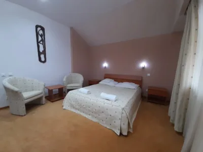 Ofer spre inchiriere camere cu baie proprie/bucatarie comuna