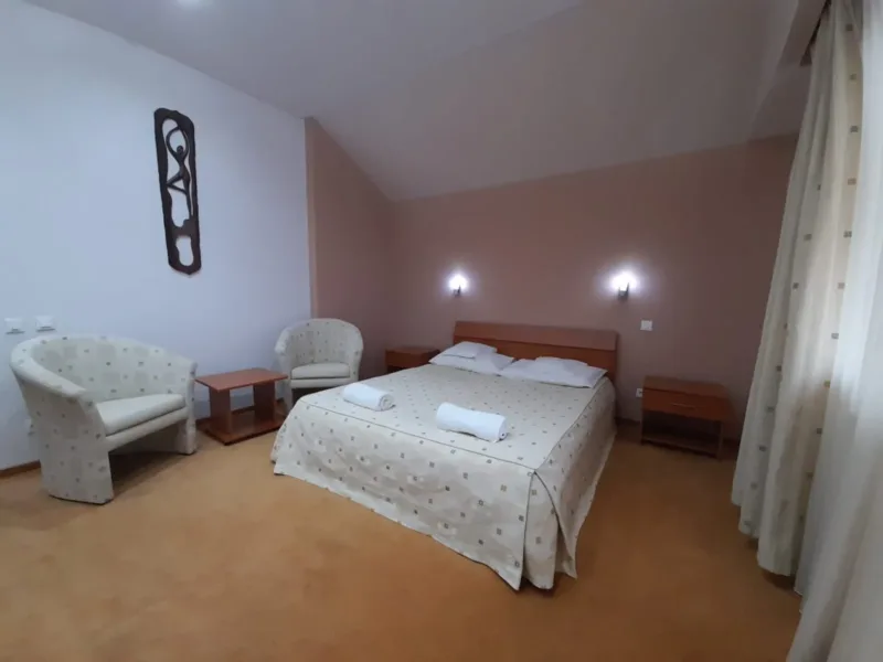 Ofer spre inchiriere camere cu baie proprie/bucatarie comuna