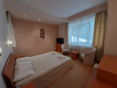 Ofer spre inchiriere camere cu baie proprie/bucatarie comuna