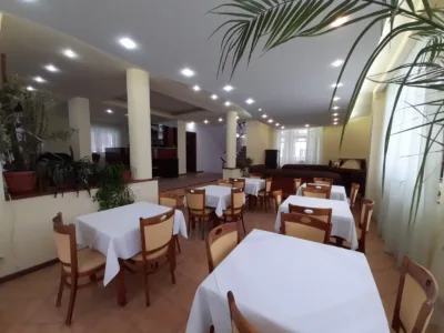 Ofer spre inchiriere camere cu baie proprie/bucatarie comuna