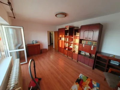 Apartament 4 camere, 2 bai, 2 balcoane + boxa inchiriata