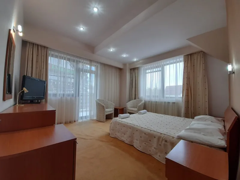 Ofer spre inchiriere camere cu baie proprie/bucatarie comuna