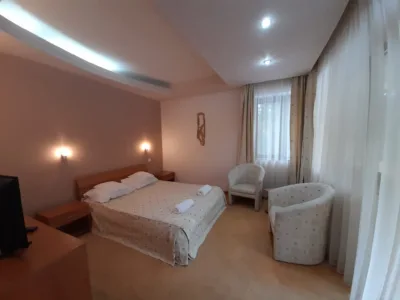Ofer spre inchiriere camere cu baie proprie/bucatarie comuna