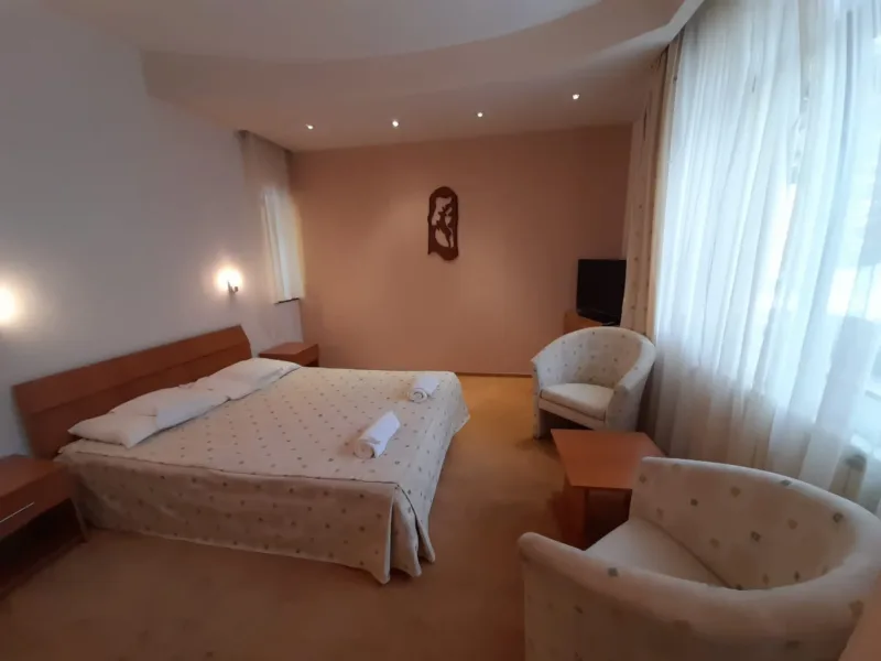 Ofer spre inchiriere camere cu baie proprie/bucatarie comuna