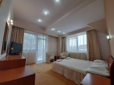 Ofer spre inchiriere camere cu baie proprie/bucatarie comuna
