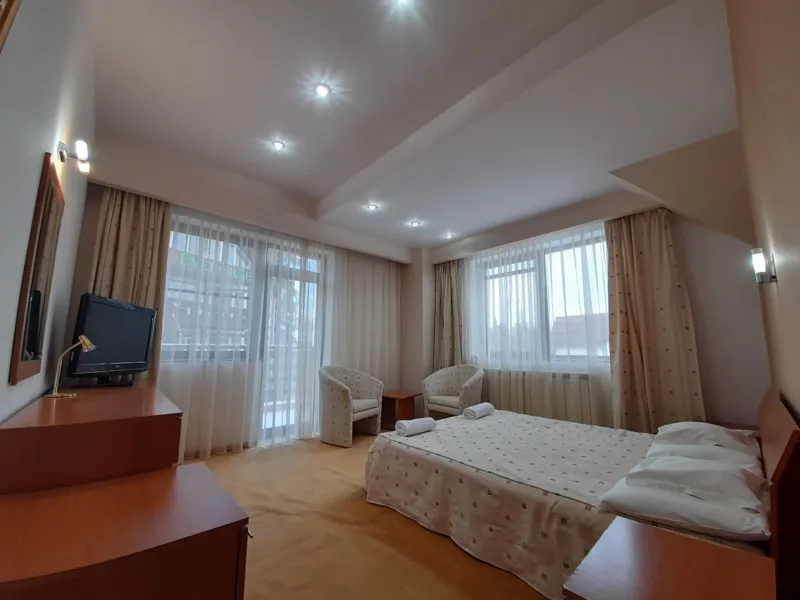 Ofer spre inchiriere camere cu baie proprie/bucatarie comuna