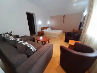 Ofer spre inchiriere camere cu baie proprie/bucatarie comuna