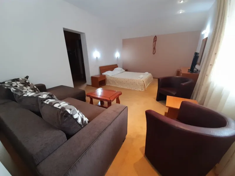 Ofer spre inchiriere camere cu baie proprie/bucatarie comuna